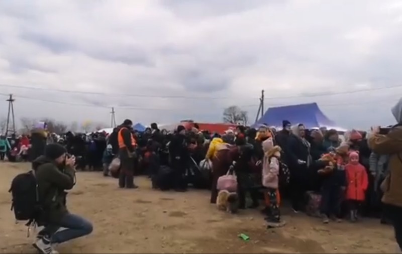 Rânduri, rânduri, refugiații ucraineni stau ca să intre în Republica Moldova și să fie îmbarcați spre România