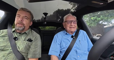Prima lui mașină a fost un Ford Model A din 1931. Acum, la 98 de ani, conduce o Tesla autonomă Sursa foto: Captură Youtube