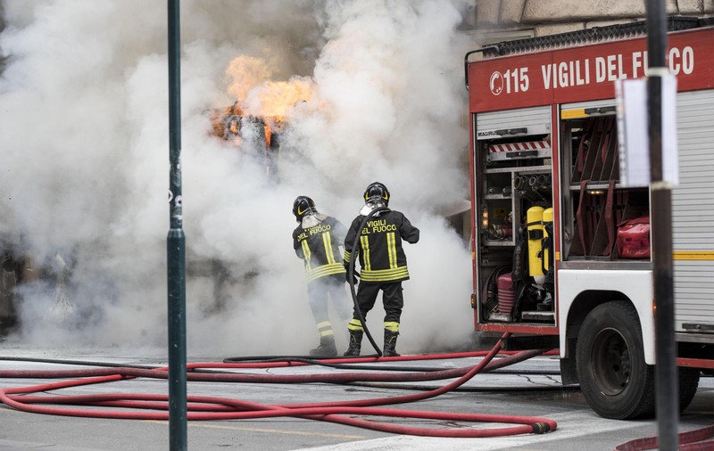 Româncă moartă într-un incendiu în Italia. Alte șase persoane au fost rănite