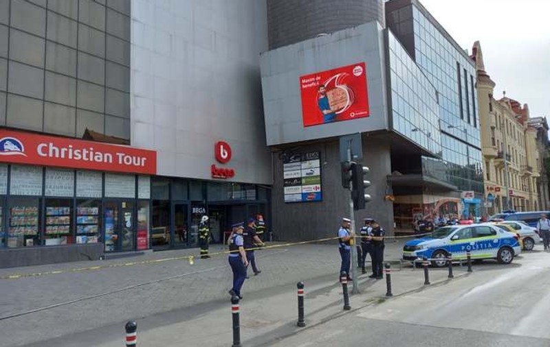 Alarmă falsă cu bombă la un centru comercial din centrul Timișoarei. Persoanele din interior au fost evacuate