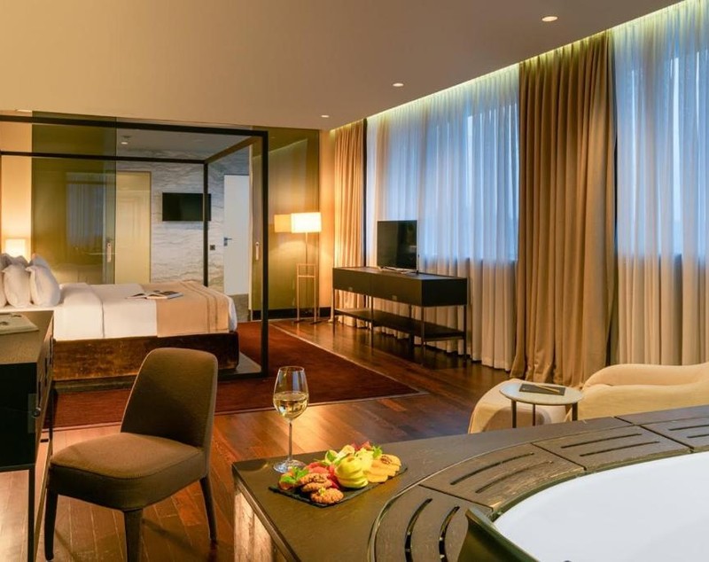 La TVR nu e austeritate. Șeful instituției, Dan Turturică, a călătorit de la București la Chișinău cu zbor la business class și a avut cazare la hotel de cinci stele. Reacția TVR