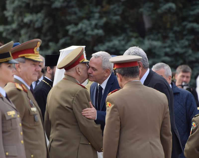 FOTO ŞI VIDEO | Cum a fost celebrată Ziua Armatei în Capitală. Cei mai importanți politicieni, la ceremoniile din Parcul Carol