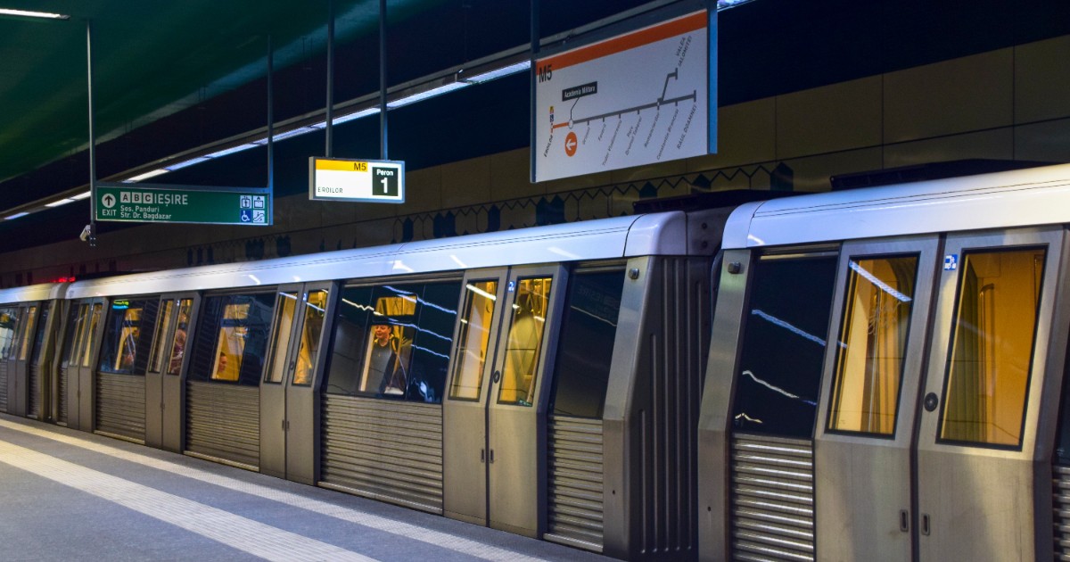 Un tren de metrou din București