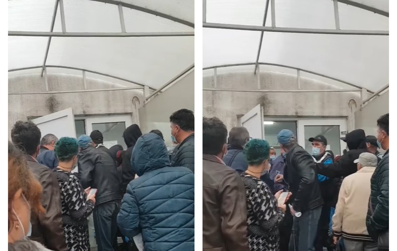 VIDEO | Îmbrânceli în fața Spitalului Județean de Urgență Ploiești. Zeci de oameni au așteptat în ploaie să intre în unitate. Reacția managerului