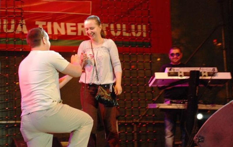 Ce gest romantic!Şi-a cerut iubita de nevastă pe scenă la concertul Hi-Q