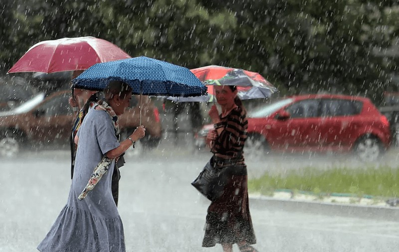 Cod galben de furtuni în 11 județe din vestul țării. Cum va fi vremea în București