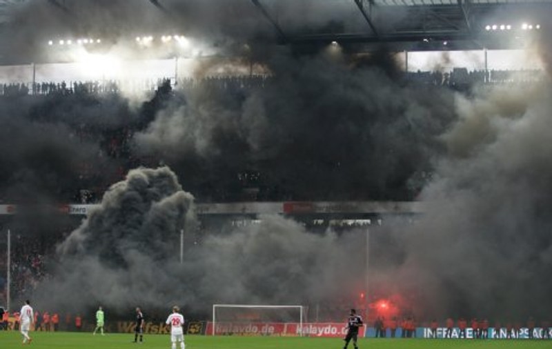 Alex Ioniţă, împrumutat de Köln la Rapid, a scăpat: fanii ”ţapilor” au dat foc stadionului, după ce echipa a retrogradat din Buncdesliga!