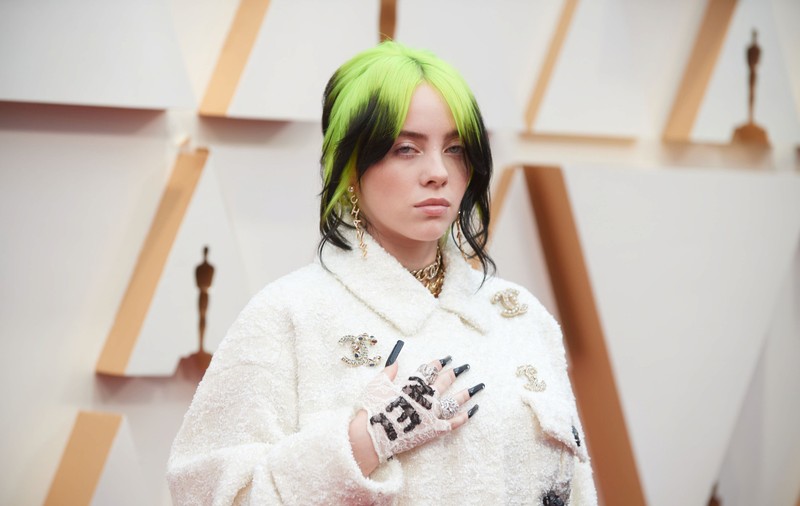 Billie Eilish, transformare totală. A renunțat la hainele largi și a îmbrăcat o ținută provocatoare