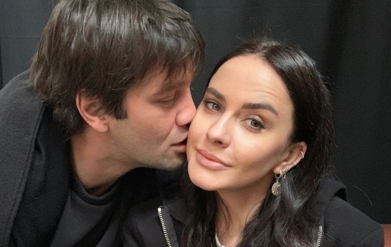 Cum au apărut Adelina și Cristi Chivu în tribună, la finala Ligii Națiunilor. Și-au asortat și ținutele