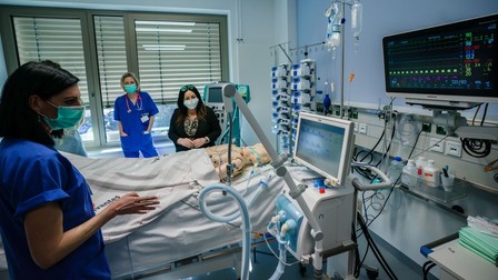 O echipă de medici germani testează un ventilator medical cu ajutorul unui manechin FOTO: EPA