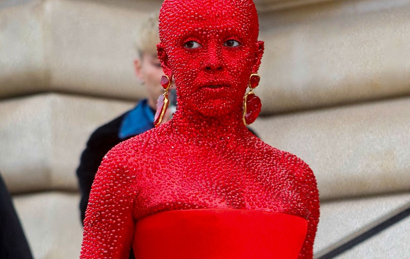 Doja Cat, apariție controversată la Paris Fashion Week. Și-a acoperit corpul cu peste 30.000 de cristale Swarovski