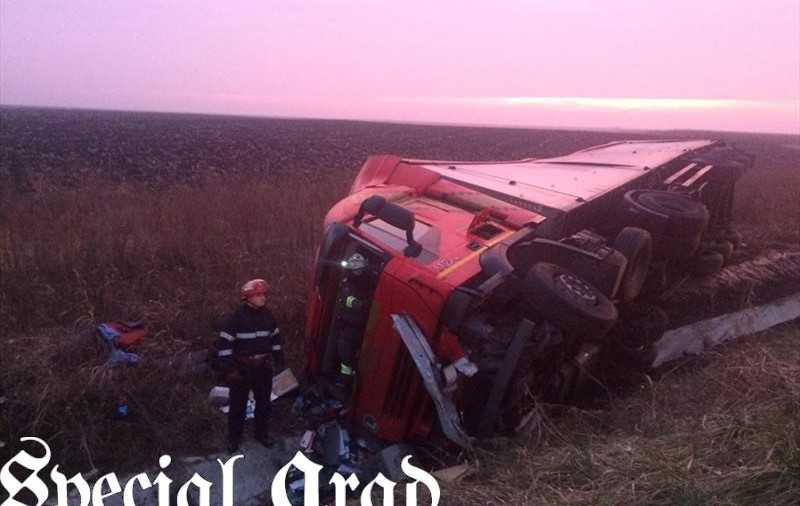 Accident pe Autostrada Arad-Nădlac. Șoferul unui camion a murit, după ce s-a răsturnat în șanț