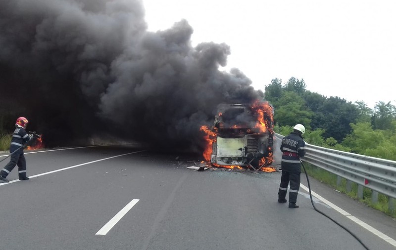 Un autobuz a luat foc pe DN76, în județul Hunedoara. Flăcările au cuprins autovehiculul în întregime (FOTO)