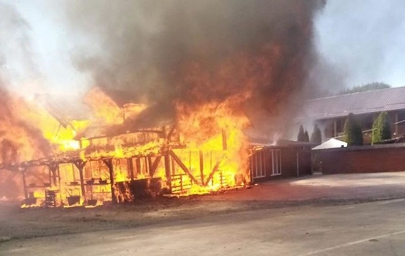 VIDEO | Incendiu de proporții în Timiș. Un restaurant a fost mistuit de flăcări. Circulația, blocată din cauza fumului dens