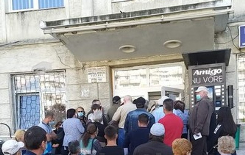 Haos la o policlinică din Suceava. Pacienții au stat la cozi uriașe pentru o rețetă. Medicii nu au respectat programările și riscă să fie sancționați