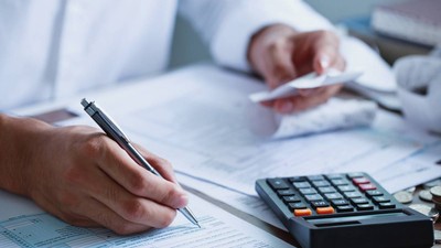 un economist care calculeaza taxele si impozitele