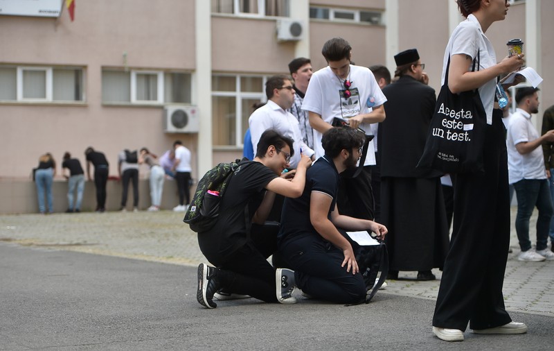 Simulările la Bac și pentru evaluările naționale. Marele show al neputinței