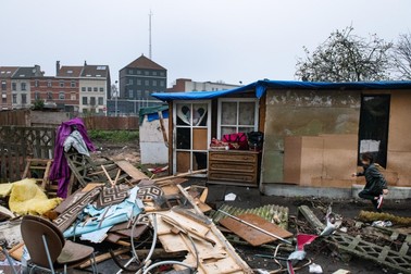 Un copil de cel mult 5 ani aleargă prin curte. Foto: De Standaard / Fred Debrock