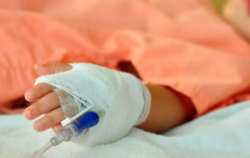 Un copil și-a rupt mâna la grădiniță, dar a fost trimis cu taxiul la spital!
