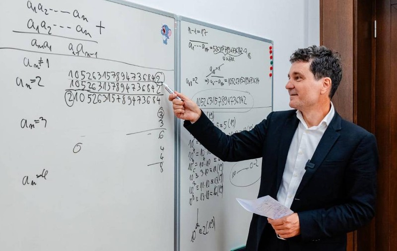 Nicușor Dan ar fi doar al doilea matematician președinte al unei țări, dacă e ales în turul 2. Primul e în Africa