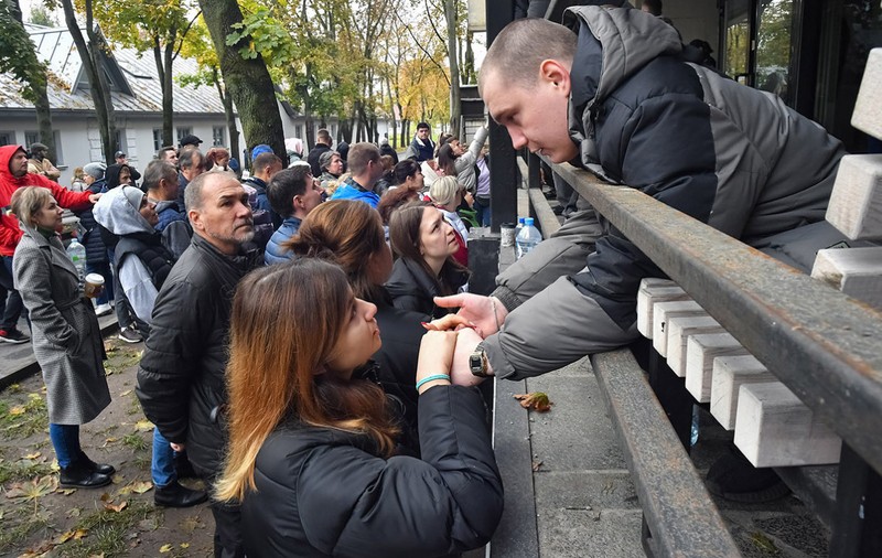 Rusoaicele dau vina pe ucrainence pentru infidelitățile soților lor care luptă pe front: „Amanta m-a băgat din greșeală pe un chat secret. Se vând ieftin!”