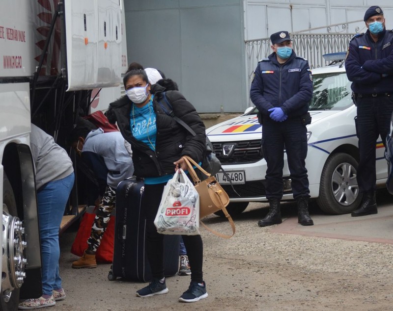 Saga umilinței. 36 de muncitori srilankezi, concediați de la o fabrică din Botoșani, au fost abandonați pe Otopeni, după ce au fost plimbați opt ore cu autocarul. „Nu-i treaba noastră că s-a închis aeroportul din Sri Lanka”