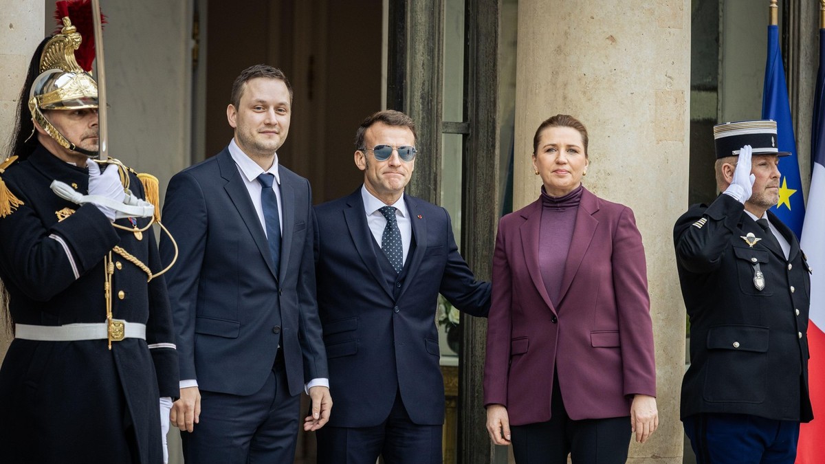 Emmanuel Macron, în centrul imaginii, i-a primit la Palatul Elysee pe Mette Frederiksen și Jens-Frederik Nielsen Foto: Profimedia