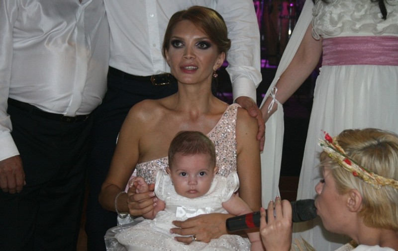 Copiii veniţi la botezul fetiţei Cristinei Spătar au fost în culmea fericirii