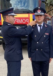 Pe 1 august 2022, Marius Emilian Vlad (dreapta) a fost avansat în gradul de locotenent-colonel | Foto: Facebook ISU Arad