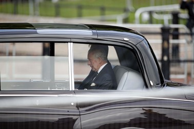Regele Charkes al III-lea sosește la Palatul Buckingham înaintea ca sicriul cu trupul reginei să fie mutat de la Palatul Buckingham la Westminster Hall. Foto: EPA