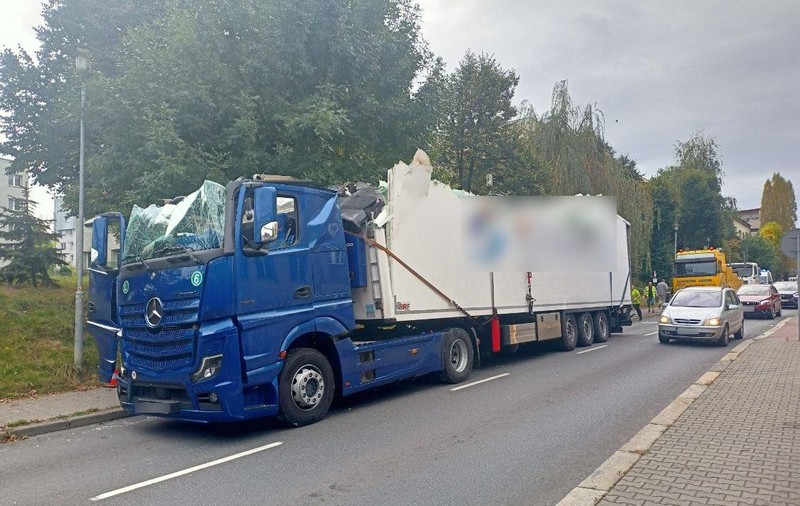 Camion „decapitat” sub un viaduct de cale ferată, în Polonia. Șoferul venit să-și ajute colegul cu alt camion a rupt un semafor