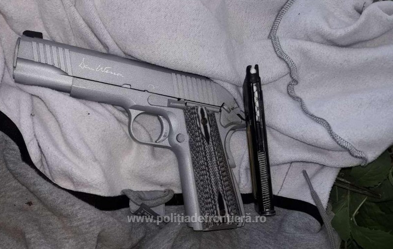 Un tânăr a amenințat mai mulți oameni cu un pistol ca să fure o mașină. Pistolarul își cumpărase arma special ca să comită jaful