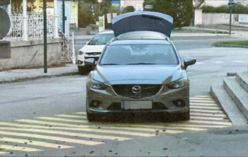 Amenda primită de o femeie care a oprit mașina 3 minute pentru a-și umple sticla cu apă de la o fântână publică