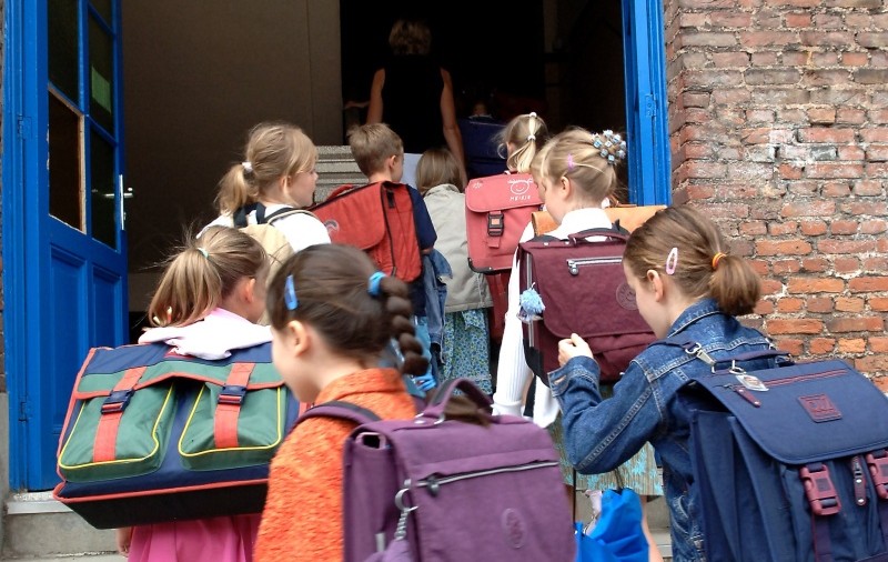 Elevă, legată la mâini de profesoară şi scuipată de colegi