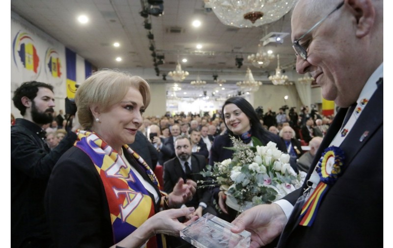 VIDEO. Viorica Dăncilă, huiduită de câțiva protestatari, la sosirea la Școala de Vară a femeilor PSD