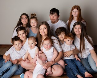 Britni și Chris alături de cei 11 copii (foto Profimedia)