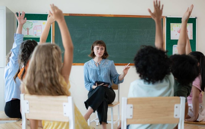 Prime de până la 15.000 de euro pentru profesorii care merg să predea în limba română în Găgăuzia