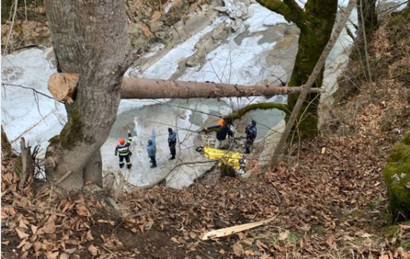 Un bărbat a murit după ce a fost lăsat de salvatori să zacă o oră în râul Tarcău. Elicopterul SMURD nu a mai ajuns pentru că se terminase programul