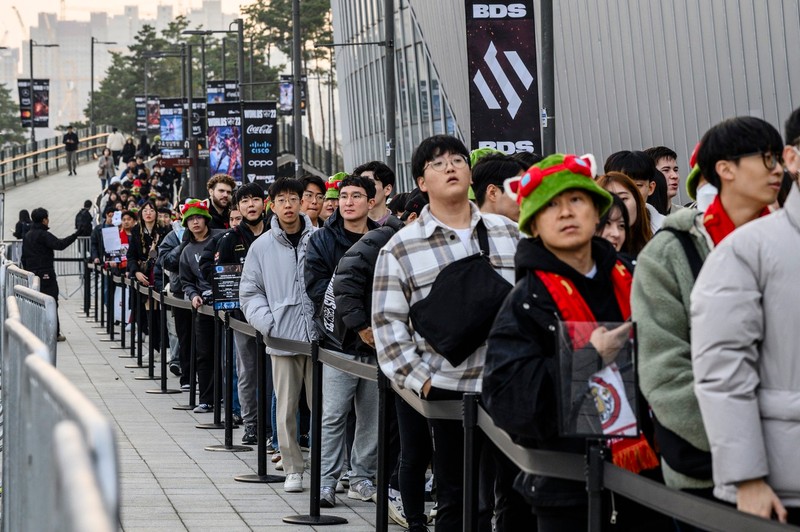 Fans queue outside the Gocheok Sky Dome before South Korea’s T1 take on China’s Weibo Gaming at the League of Legends world final in Seoul on November 19, 2023.,Image: 823028405, License: Rights-managed, Restrictions: , Model Release: no