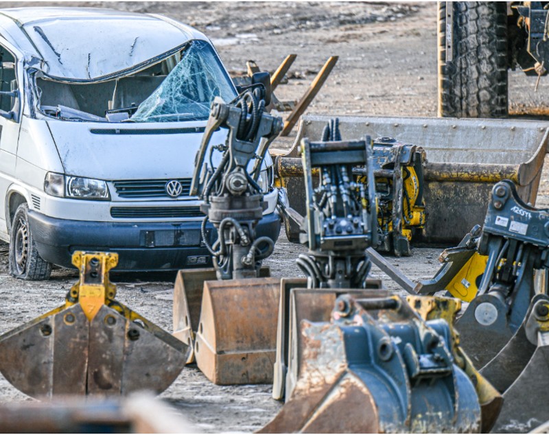 Polițiștii au ucis un bărbat care i-a atacat cu un excavator și care timp de o oră a distrus firma care-l concediase, în Germania  | VIDEO