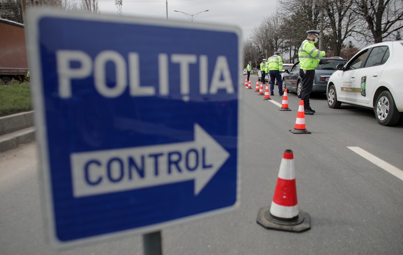 12 dosare penale privind zădărnicirea combaterii bolilor, întocmite ieri de către polițiști