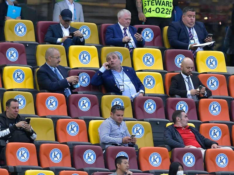 Directorul tehnic al FRF, Mihai Stoichita, în centrul imaginii, a urmărit meciul Austria - Macedonia, alături de politicianul Vasile DâncuFOTO: Hepta / Razvan Pasarica/SPORT PICTURES