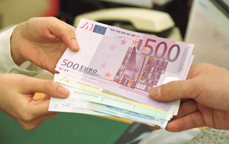 Un comisar șef din Buzău a schimbat mita de 15.000 de euro imediat după ce a primit-o și a fost arestat pentru 30 de zile