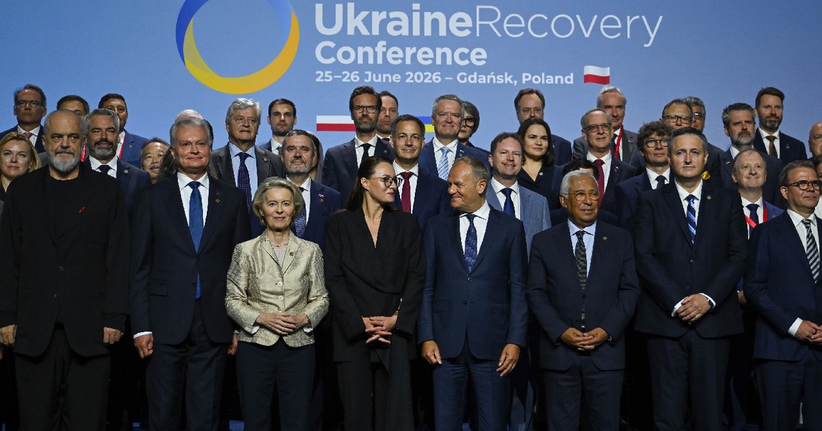 Conferința de redresare a Ucrainei 2026 de la Gdansk În primul rând: Prim-ministrul PolonieiDonald Tusk(CR), Președintele Comisiei EuropeneUrsula von der Leyen(CL) și prim-ministrul ucrainean Iulia Svyrydenko (C), într-o fotografie de grup a participanților la sesiunea plenară de deschidere de la Centrul European de Solidaritate din Gdansk, Polonia, 25 iunie 2026. Conferința de redresare a Ucrainei (URC 2026), cu durata de două zile, începe la Gdansk.