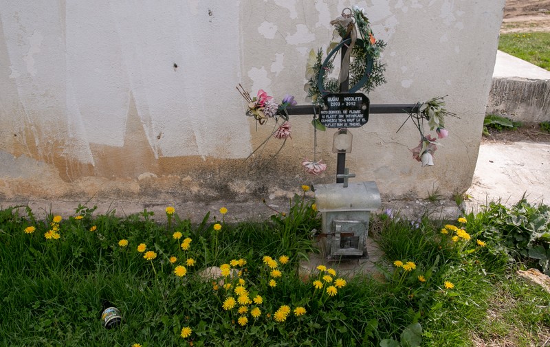 Lângă fosa septică a fost pusă o cruce în memoria Nicoletei. / Foto: Vlad Chirea
