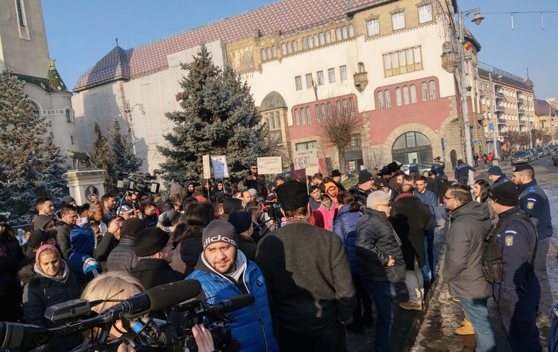 Protest la Târgu Mureș. Romii cer retragerea decorației primarului Dorin Florea, după declarațiile acestuia privind copiii
