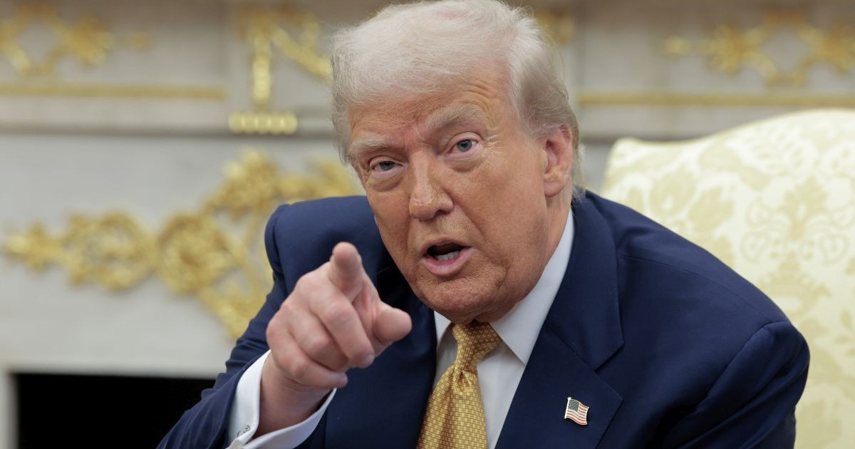 Donald Trump arată acuzator cu degetul, în timp ce vorbește în fața jurnaliștilor din Biroul Oval de la Casa Albă, Washington DC, SUA, 22 iulie 2025