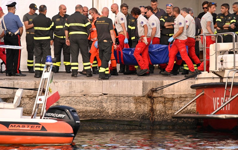 Cinci cadavre au fost găsite în iahtul de lux scufundat în largul coastei Siciliei, spun scafandrii