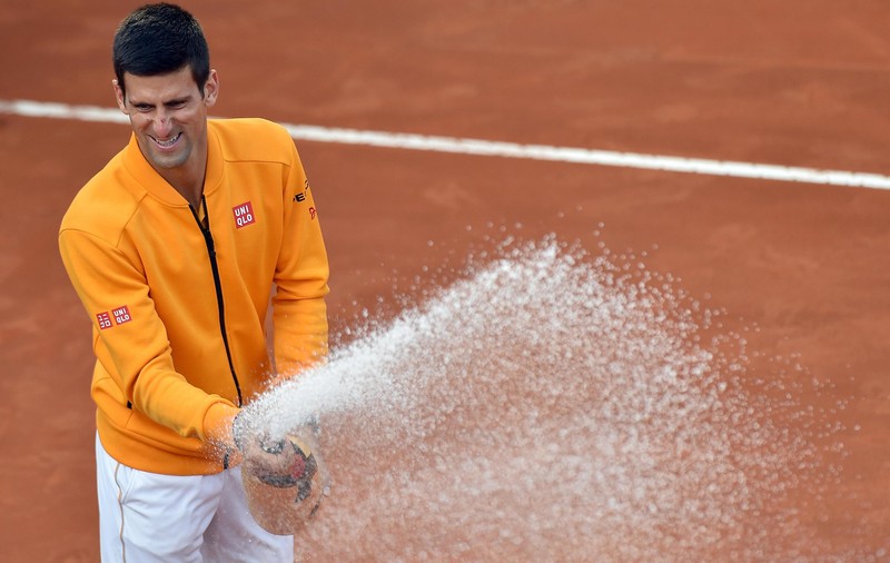 As la tenis, corigent la desfăcut sticle! Novak Djokovici, la un pas de a se răni cu dopul de la șampanie