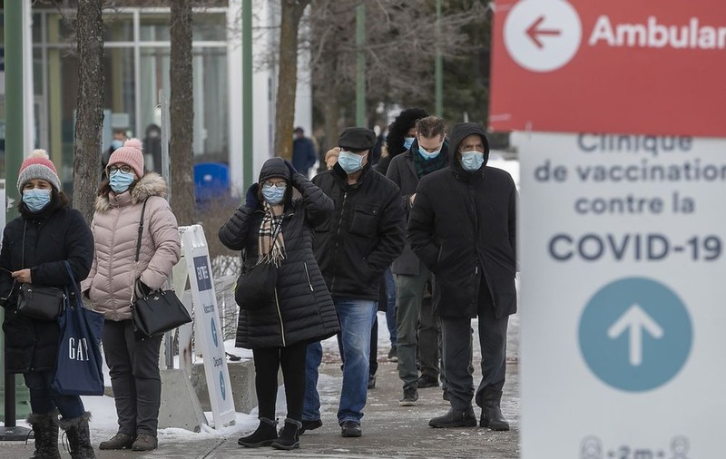 „Nu te vaccinezi, nu poți cumpăra bere”, măsura prin care provincia canadiană Quebec a impulsionat imunizarea